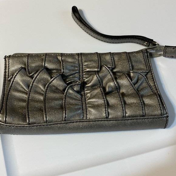 Nine & Co women’s silver wristlet wallet ruffle front fits phone 8x4… - Picture 1 of 4